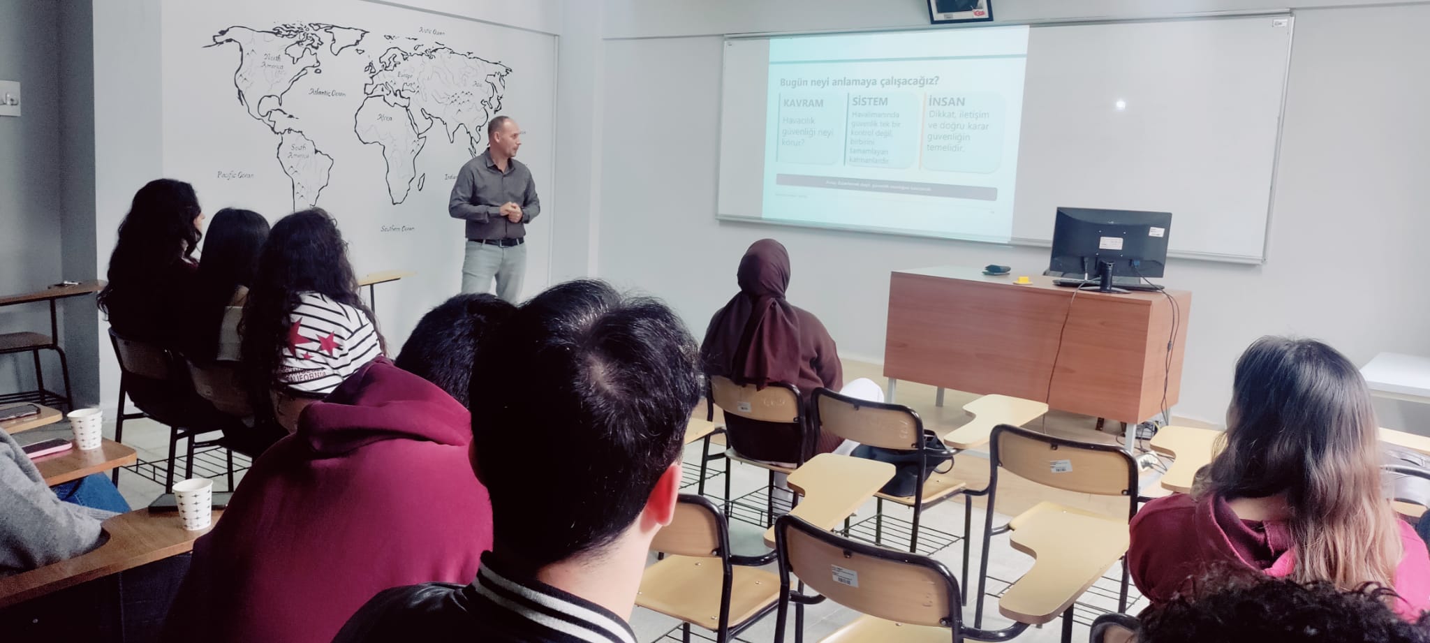 Sivil Hava Ulaştırma İşletmeciliği Programı "Havacılık güvenliğine giriş, temel kavramlar ve güvenliğin önemi" Konulu Söyleşi  düzenlendi.